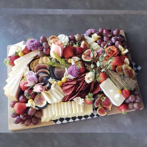 Grande planche gourmande de fromages et charcuteries Boîte cadeau avec ruban Disponible: 12 et 13 février