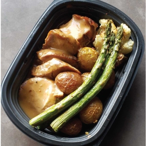 Rôti de longe de porc avec patates grelots rôtis au four et légumes