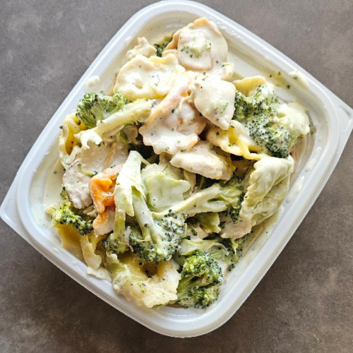 Tortellini avec sauce Alfredo, brocoli et poulet
