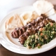 Brochettes de kofta (boeuf haché) servies avec patates et taboulé (salade de persil et tomate)