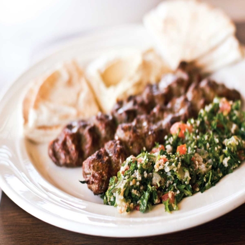 Brochettes de kofta (boeuf haché) servies avec patates et taboulé (salade de persil et tomate)